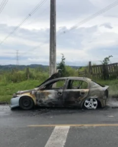 Carro pega fogo no bairro Campina da Barra