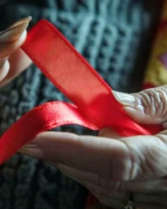 Casos de HIV entre idosos acende alerta para necessidade de torná-los alvo das campanhas