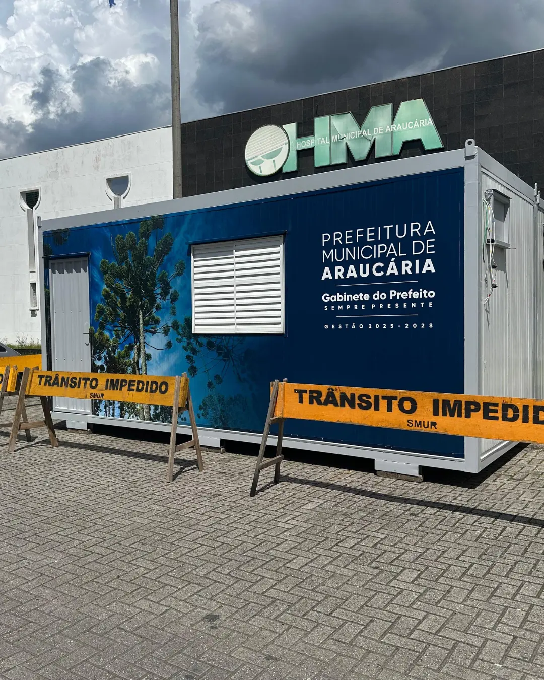 “É tempo de Dr. Gustavo”. Novo prefeito monta gabinete no estacionamento do HMA