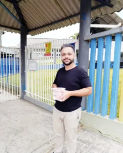 Jogo de cartas educativo criado por um professor é entregue em escolas municipais