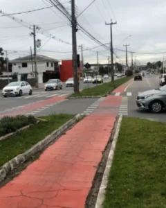 Trânsito intenso na rotatória da rua Manoel Ribas