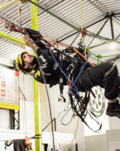 Vertical Braz oferece curso de qualificação em alpinismo industrial para a população