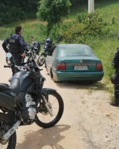 GMA encontra carro depenado com alerta de furto/roubo no Campina das Pedras