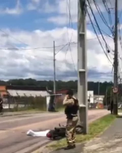 Motoqueiro morre após colidir contra poste na Rua Marcelino Jasinski